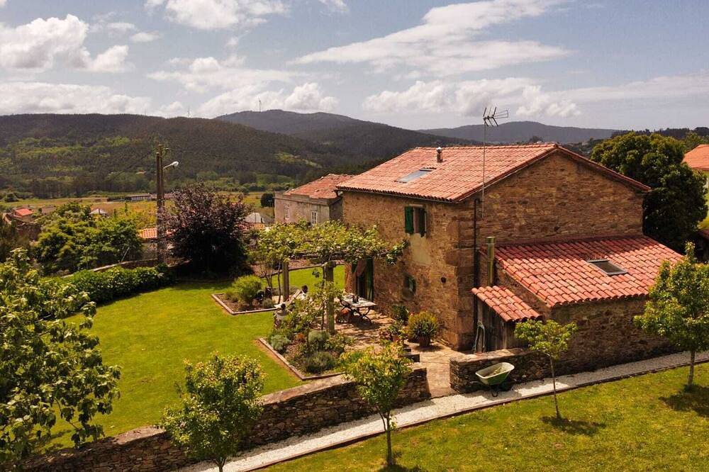 Casa do demo Historic stone house in Ponteceso, Costa da Morte