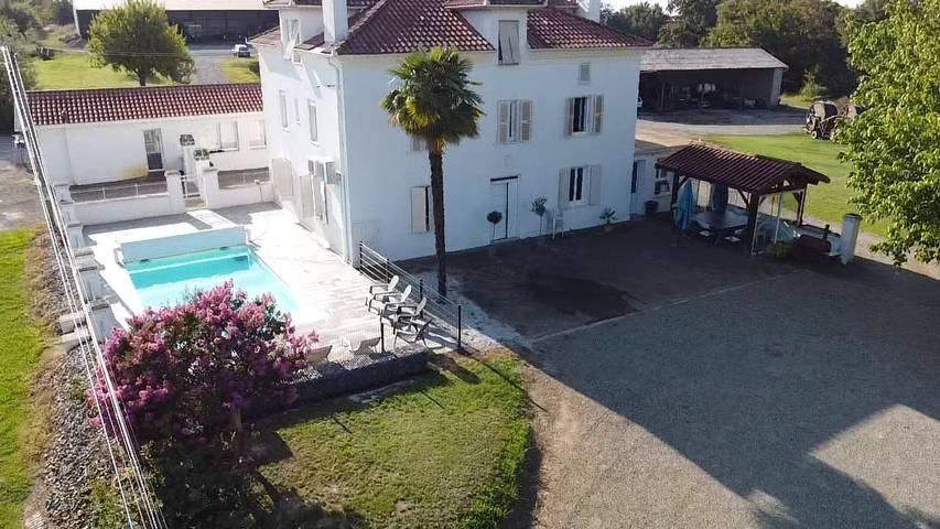 Gîte pour 14 personnes, avec jardin ainsi que terrasse et piscine dans les Landes