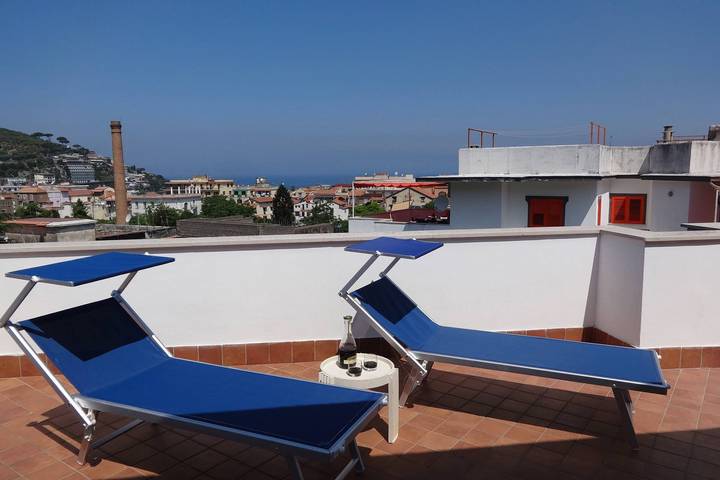 Gîte pour 5 personnes, avec terrasse ainsi que piscine et jardin à Sorrento