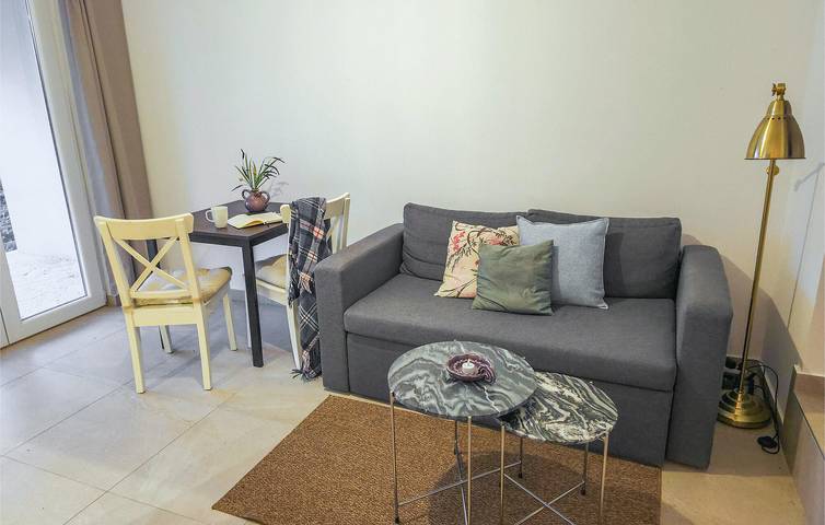 Ganze Ferienwohnung, Gemütliche Ferienwohnung mit Terrasse und WLAN, 1 km von der Küste entfernt in Donji Karin, Zadar