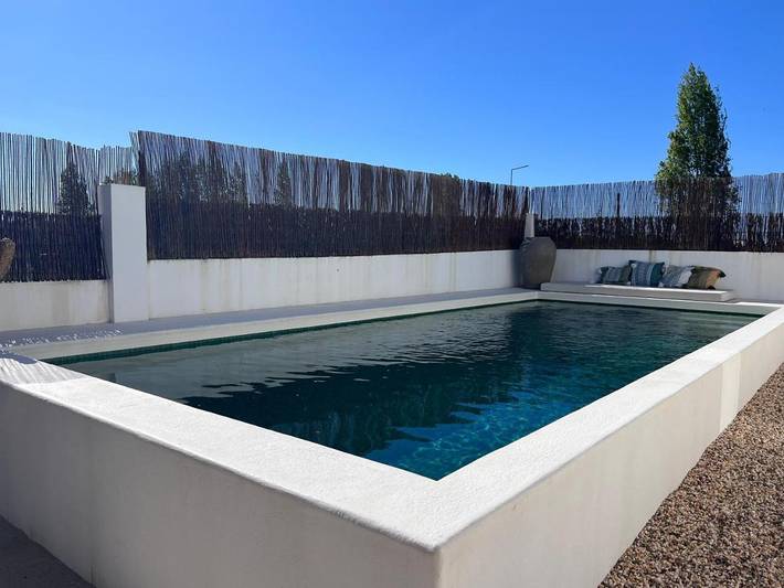 Alojamiento y desayuno para 6 personas, con vistas además de jardín y piscina en Comporta
