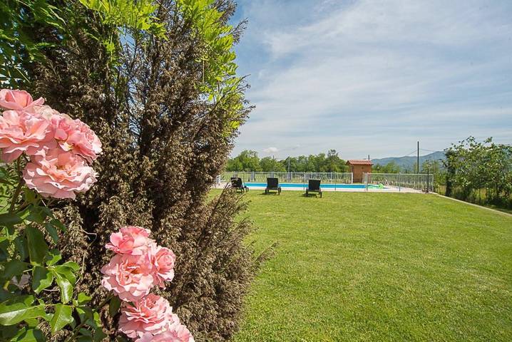 Agriturismo per 3 persone, con piscina e giardino, con animali domestici in Barga