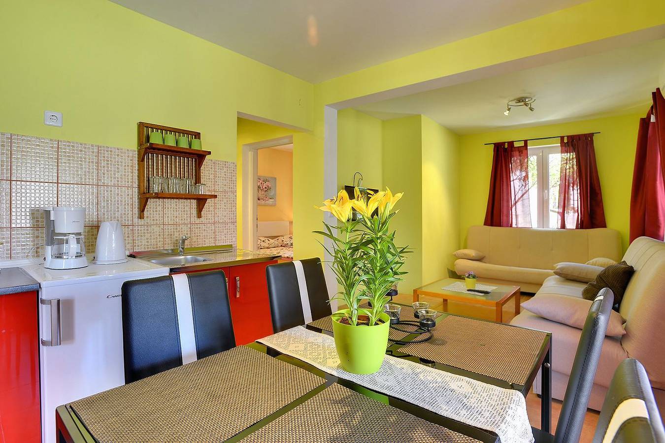 Geheel appartement, 500 Meter bis zum Kieselstrand mit großem Pool in Pula-Medulin, Ližnjan