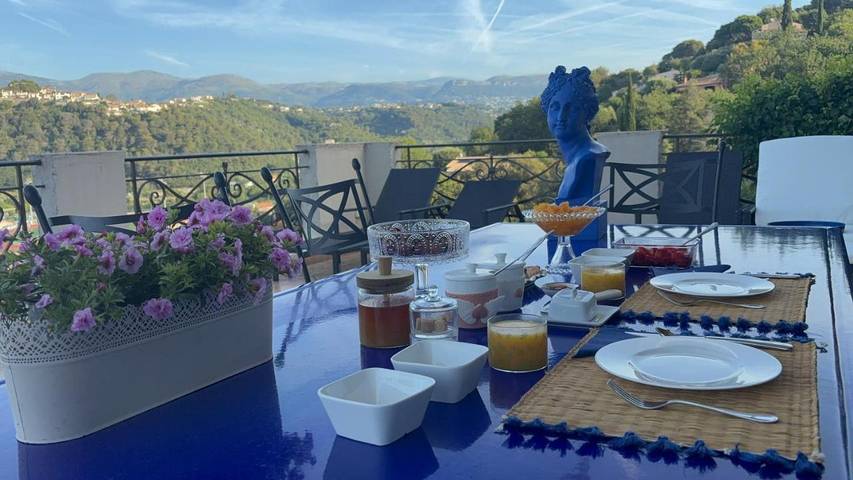 Maison d’hôte pour 4 personnes, avec vue ainsi que jardin et piscine, adapté aux familles à Cagnes-sur-Mer - 2
