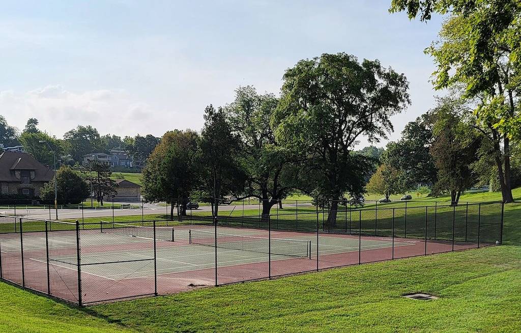 Historic 155 y/o 3-bedroom Kc house with hot tub. in Kansas City, Missouri