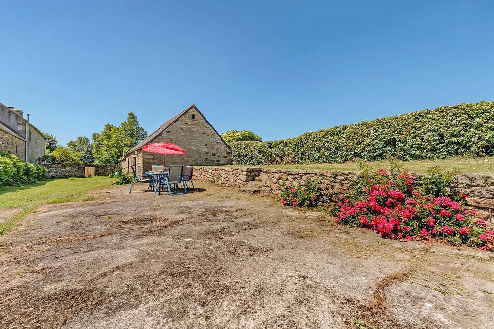 Casa de vacaciones 'Le Gîte Rose 4' con terraza privada y jardín compartido in Porspoder, Región de Brest