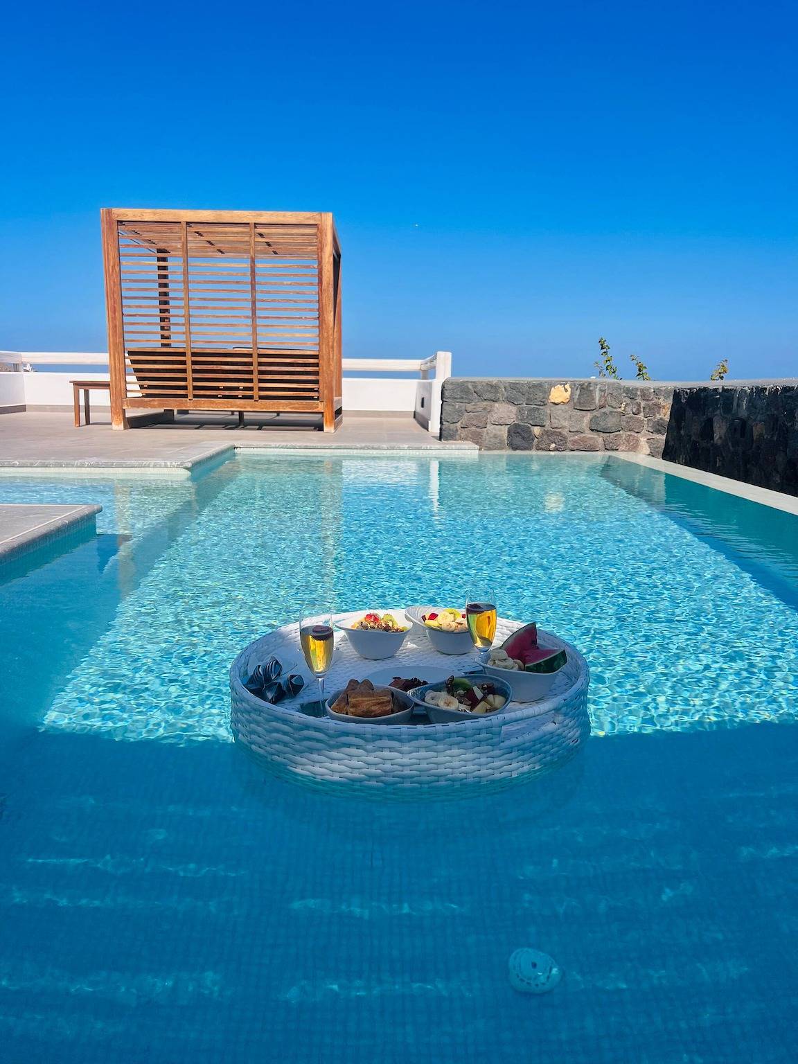 Elegantes schwimmendes Frühstück in der Villa in Akrotiri, Santorin