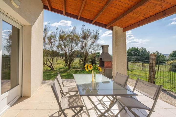 Gite De Groupe Piscine Intérieur avec terrasse privée, jardin privé et Wi-Fi in La Gripperie-Saint-Symphorien, Région de Rochefort