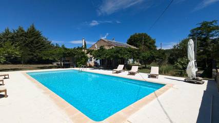 Gîte pour 4 personnes, avec balcon ainsi que jardin et piscine à Simiane-la-Rotonde