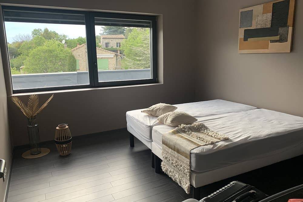 Reillanne architect-designed house for 10 people with magnificent view and swimming pool. in Reillanne, Regionaler Naturpark Luberon