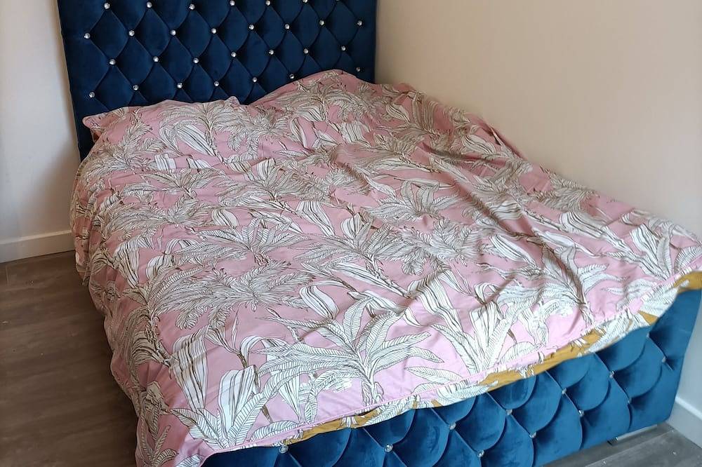 Entire apartment, Spacious one bedroom & Living Room family apartment - non smoker in Wakefield, West Yorkshire