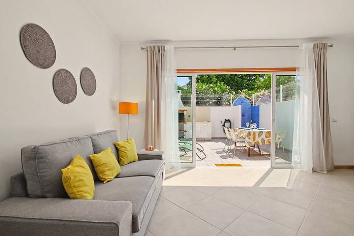 Holiday Home 'Lemon Tree House' with Private Terrace, Wi-Fi and Air Conditioning in Manta Rota, Vila Nova de Cacela