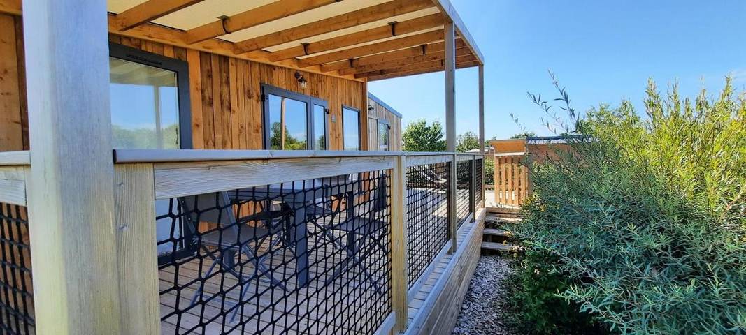 Parc de vacances pour 2 personnes, avec Terrasse et Jardin ainsi que Piscine et Vue à La Celle-Condé
