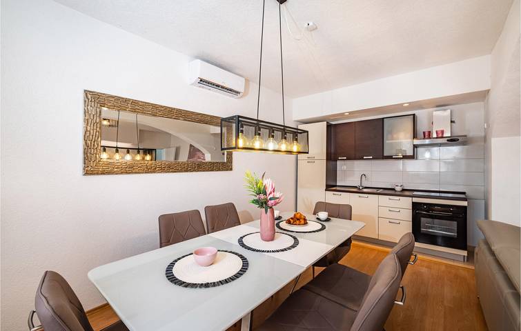 Geräumige 2-Zimmer-Wohnung mit Pool, WLAN und Terrasse! in Pridraga, Zadar