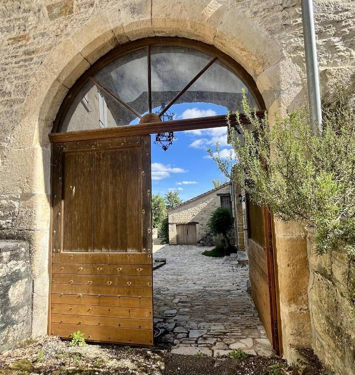Location de vacances pour 8 personnes, avec vue et terrasse ainsi que jardin et piscine à Pontcirq - 3