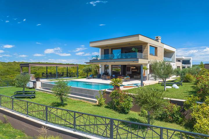 Ferienhaus für 10 Personen, mit Garten und Balkon sowie Pool in Medulin