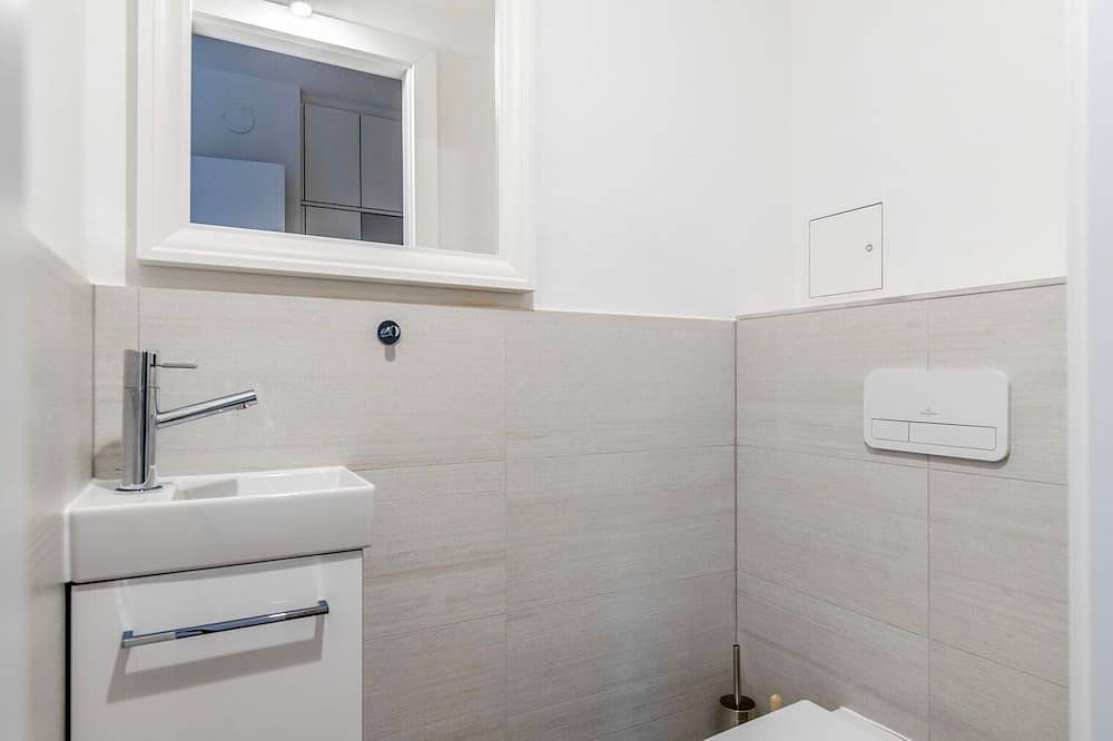 Ganze Wohnung, Sunny Innere Stadt 1Br in Refreshed Building w/ Elevator, by Blueground in Wien Innenstadt, Wien
