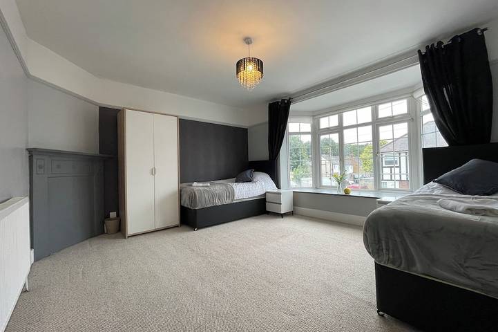 Luxurious Detached Holiday House Free Parking Airport Town Centre Railwaystation in Luton, Chiltern Hills
