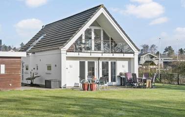 Ferienhaus für 6 Personen, mit Terrasse und Sauna sowie Garten und Whirlpool in Høll