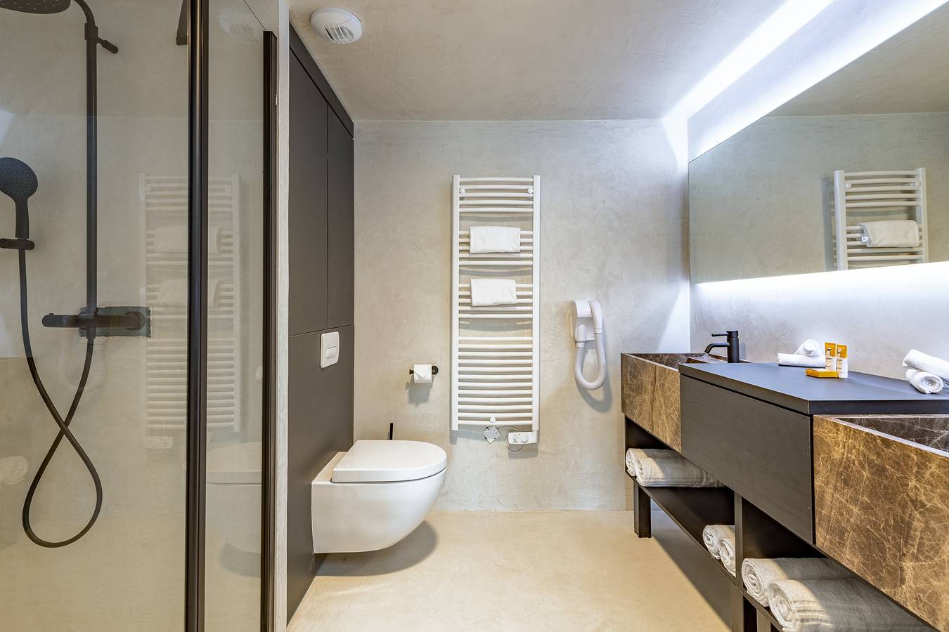 Appartement entier, Ultra premium duplex penthouse for 9 people with 3 bedrooms & spacious terrace in Vence, Région de Cannes