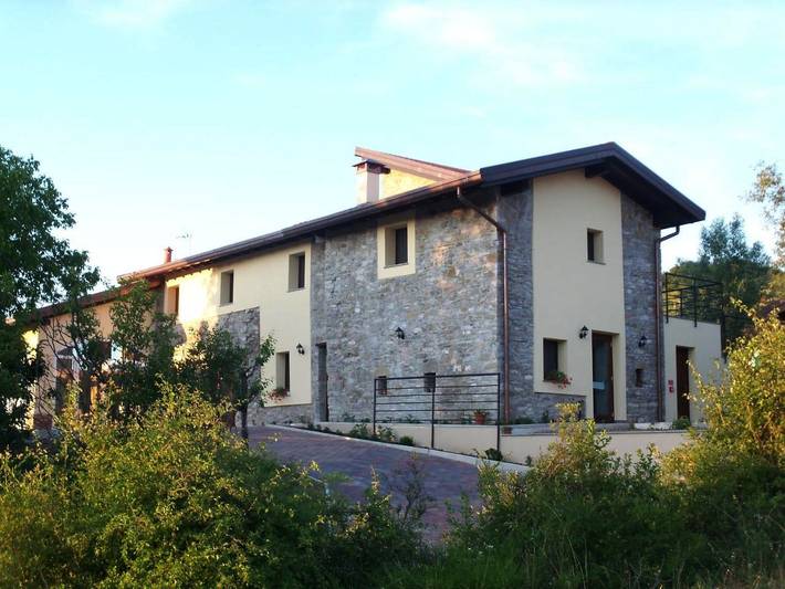 Gîte pour 3 personnes, avec jardin et piscine ainsi que jacuzzi et terrasse à Bettola