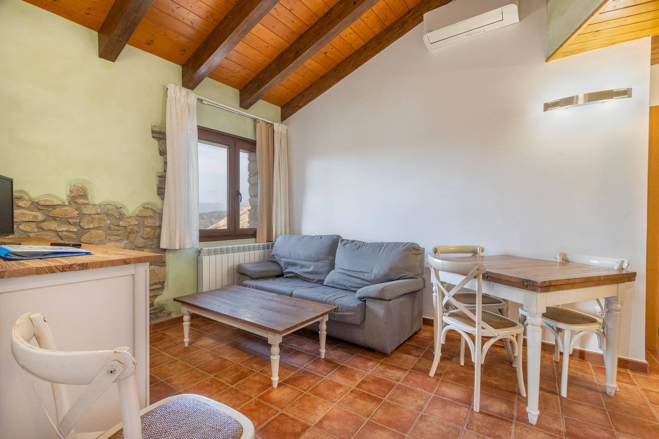 Entire apartment, Apartment 'La Viña' with Mountain Views, Wi-Fi and Air Conditioning in Graus, Spanish Pyrenees