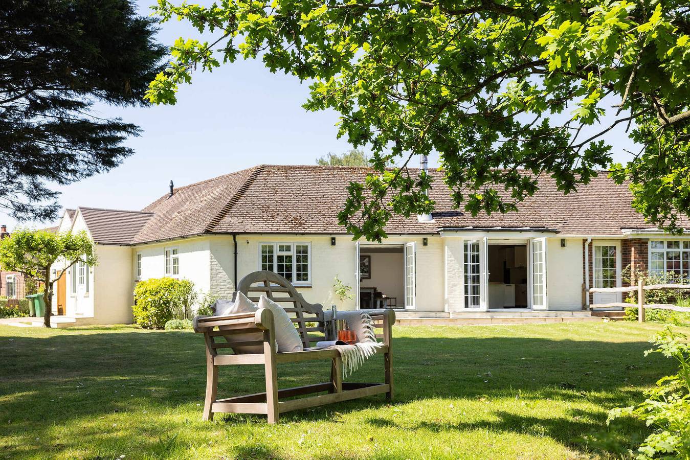 Beautiful 4-Bed Close to South Downs & Goodwood in Walberton, Sussex Occidental