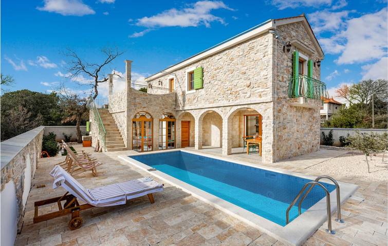 Location de vacances pour 6 personnes, avec piscine ainsi que terrasse et jardin, animaux acceptés à Biograd na Moru - 3