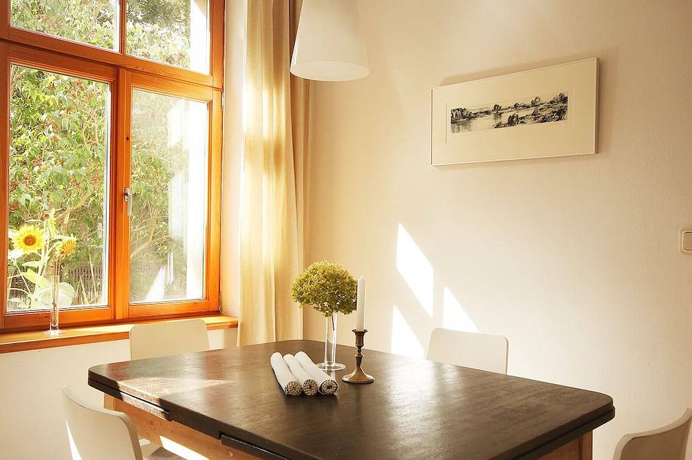 Appartement entier, Stylishly furnished vacation apartment in Dresden including bicycles, close to the city center in Pieschen (Dresden), Dresde