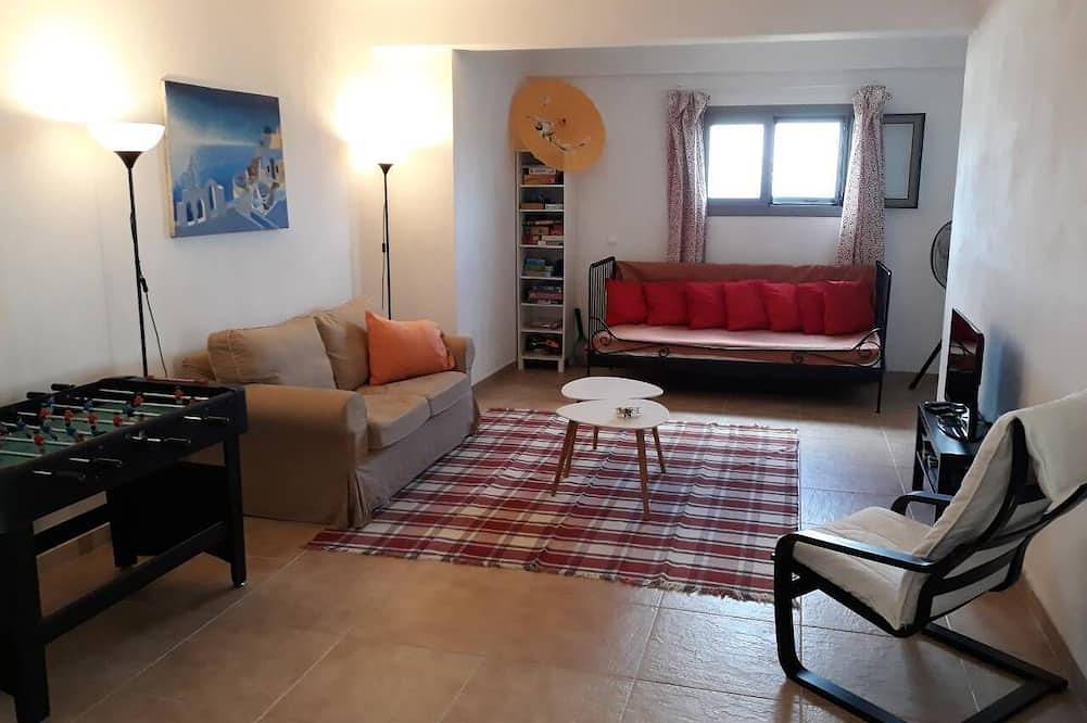 A modern villa in a unique setting with stunning views. in Inseln der Region Attika