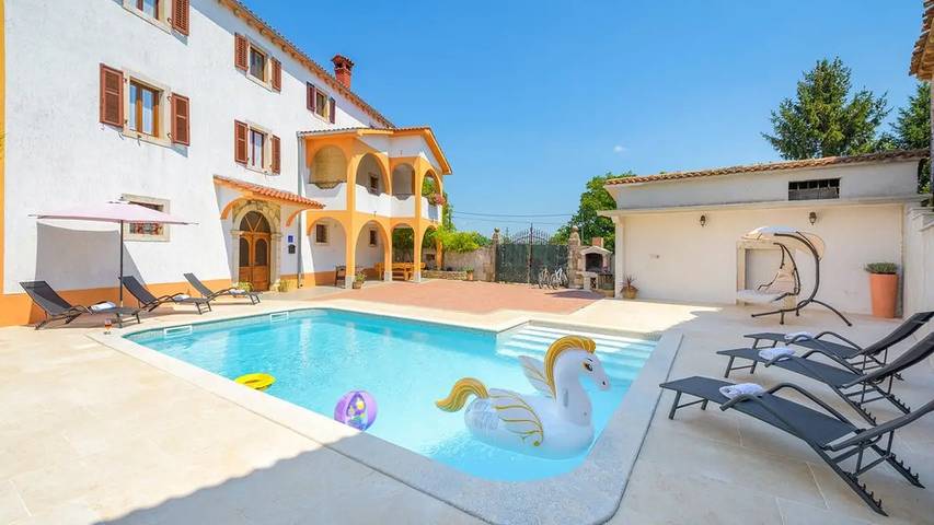 Ferienhaus für 8 Personen, mit Garten und Pool sowie Sauna und Balkon