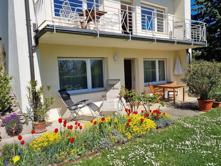 Ferienwohnung für 2 Personen, mit Balkon/Terrasse und Balkon sowie Terrasse und Garten in Friedrichshafen