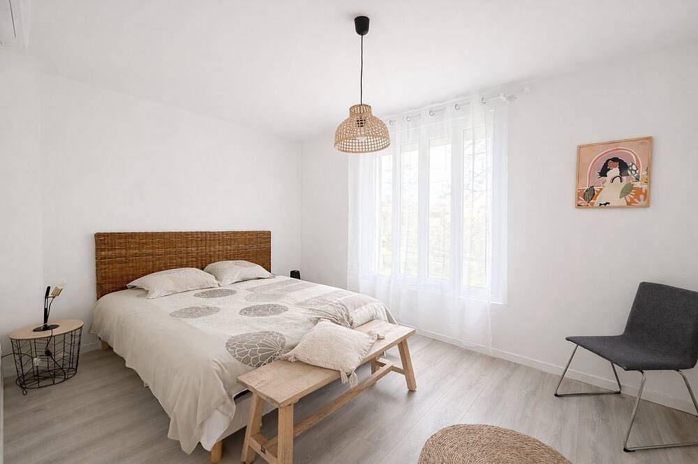 Peaceful Haven With Swimming Pool And Large Garden Sleeps 7 in Marseille, Mittelmeerküste (Frankreich)