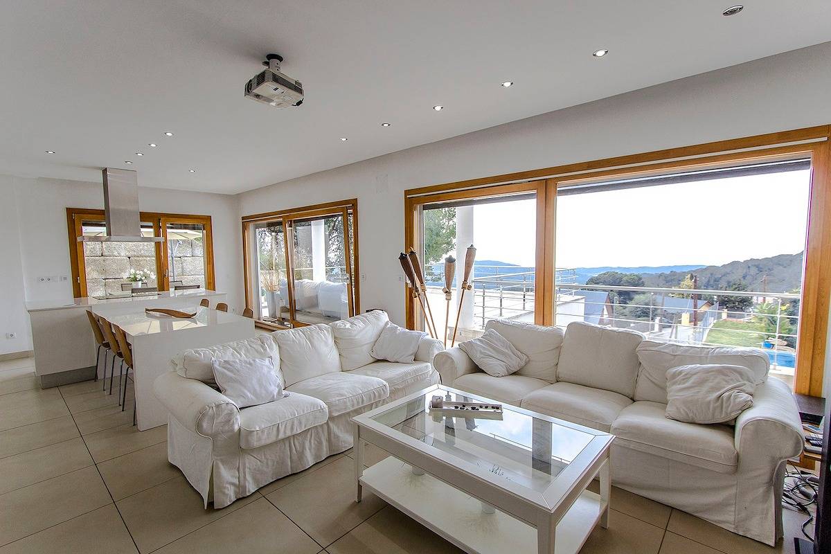 Modern Mestral - a few km to the beach! in San Cipriano de Vallalta, Costa del Maresme