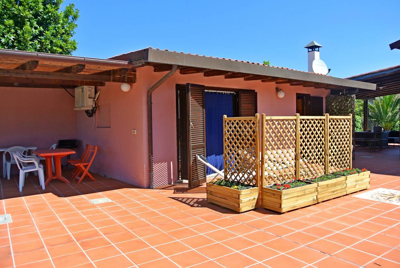 Ganze Wohnung, Charmante Ferienwohnung "Bilocale in Villa Elba" nahe dem Strand mit Terrasse und Garten in Marina di Campo, Elba