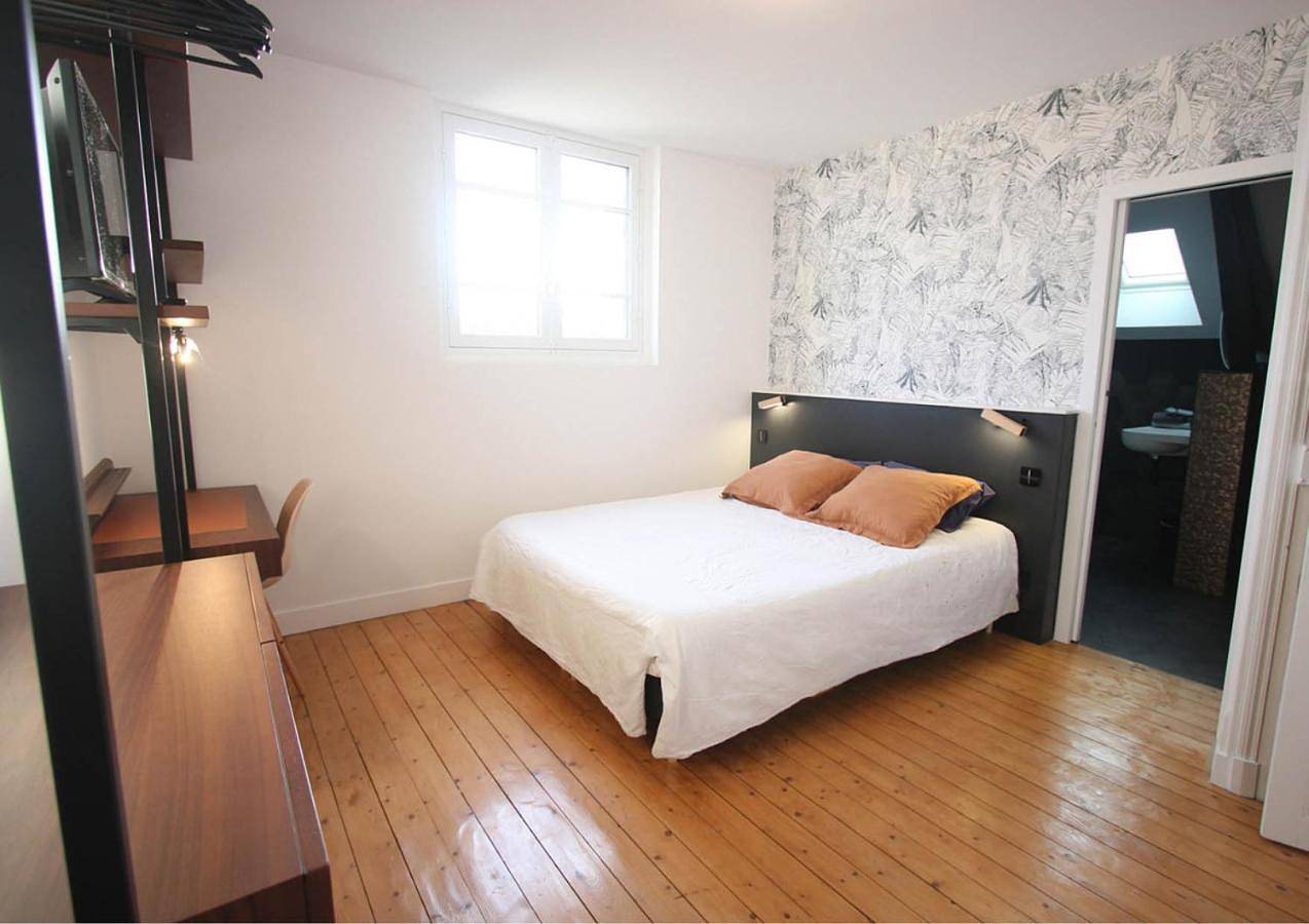 Double Room with Private Bathroom in Chatou, Yvelines
