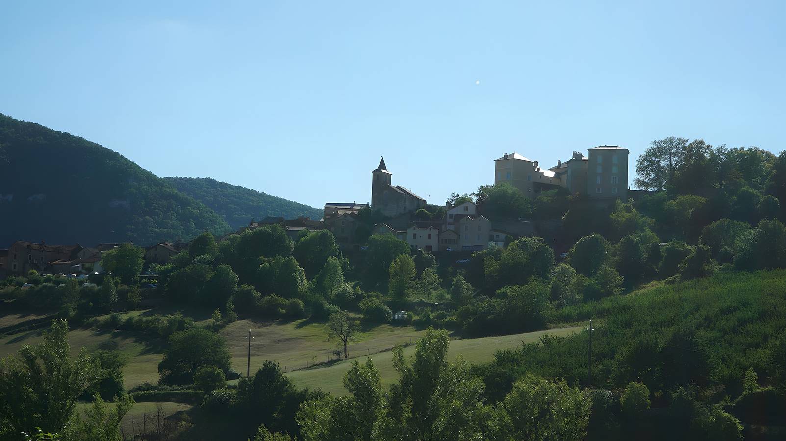 Villa « Gîte Le Calcadis » avec vue montagne, Wi-Fi et climatisation in Mostuéjouls, Parc naturel régional des Grands Causses