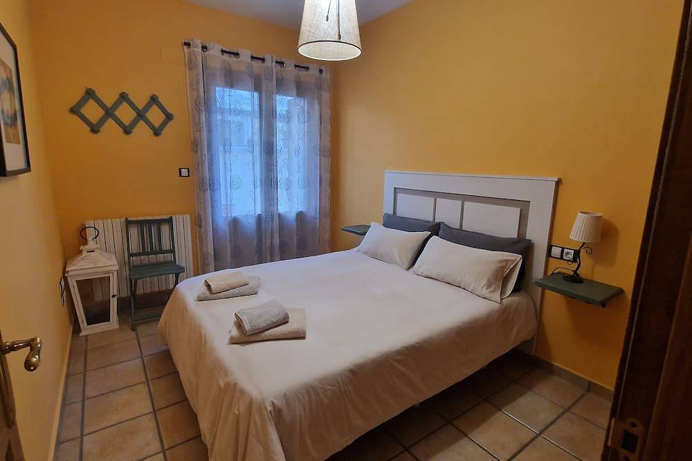 Entire apartment, Mountain in the Aragonese Pyrenees, Skiing, Snow, Hiking and Nature in Biescas, Spanish Pyrenees