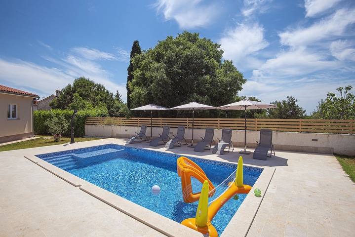 Ferienhaus für 8 Personen, mit Pool und Garten sowie Terrasse, mit Haustier