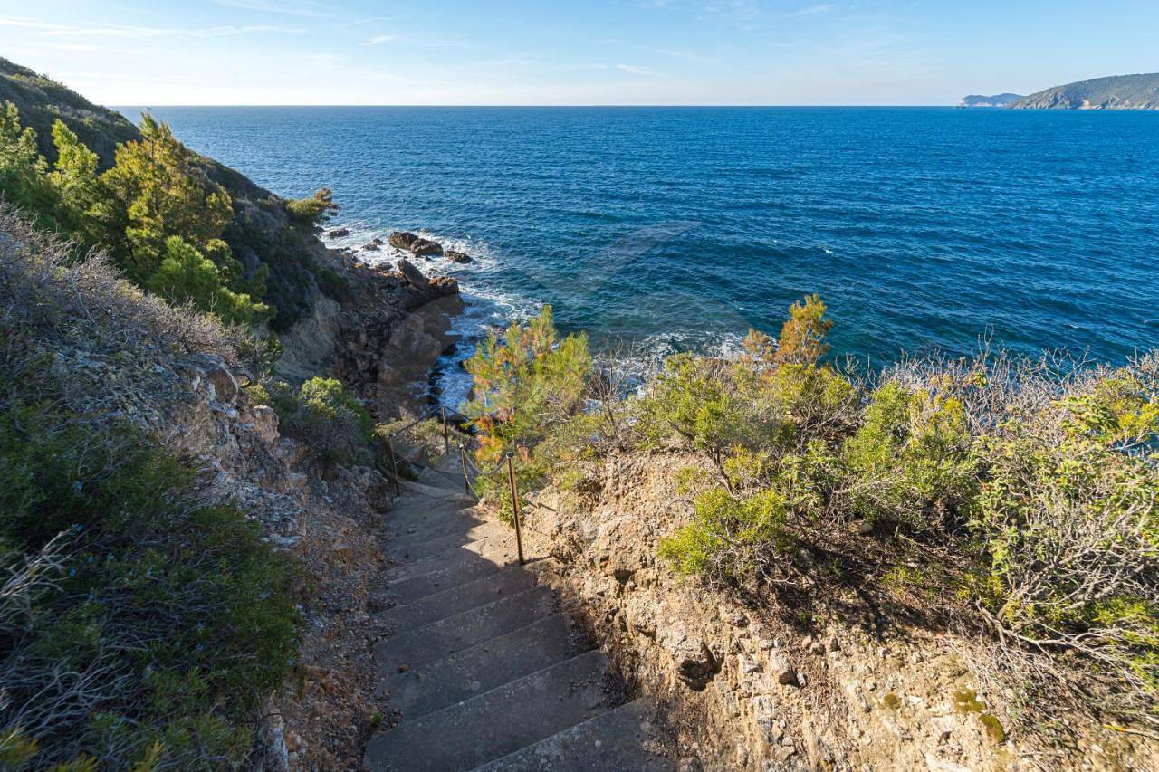 Villa Madonna delle Grazie con accesso privato al mare - Goelba in Spiaggia di Peducelli, Capoliveri