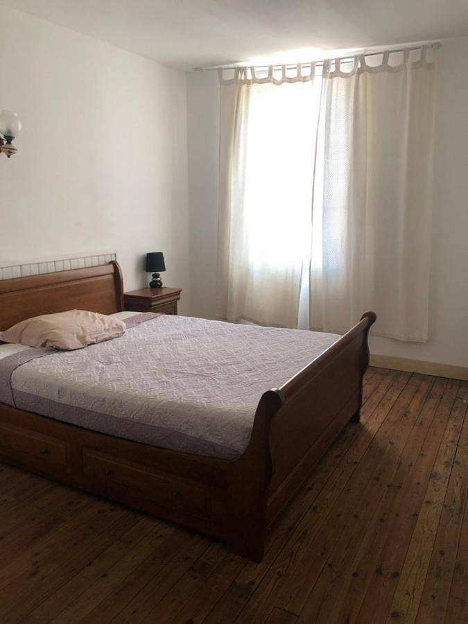 Gîte pour 4 personnes, avec jardin et piscine à Saint-Médard-de-Guizières