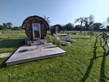 Tente pour 4 personnes, avec terrasse ainsi que jardin et jacuzzi dans le Calvados