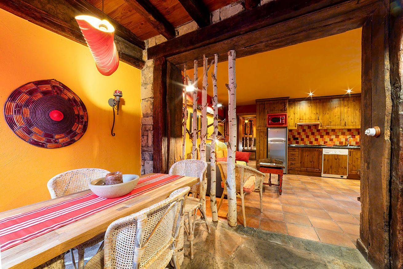 Entire apartment, Apartment 2. Garden Suite with Jacuzzi and fireplace in Enterría, Camaleño