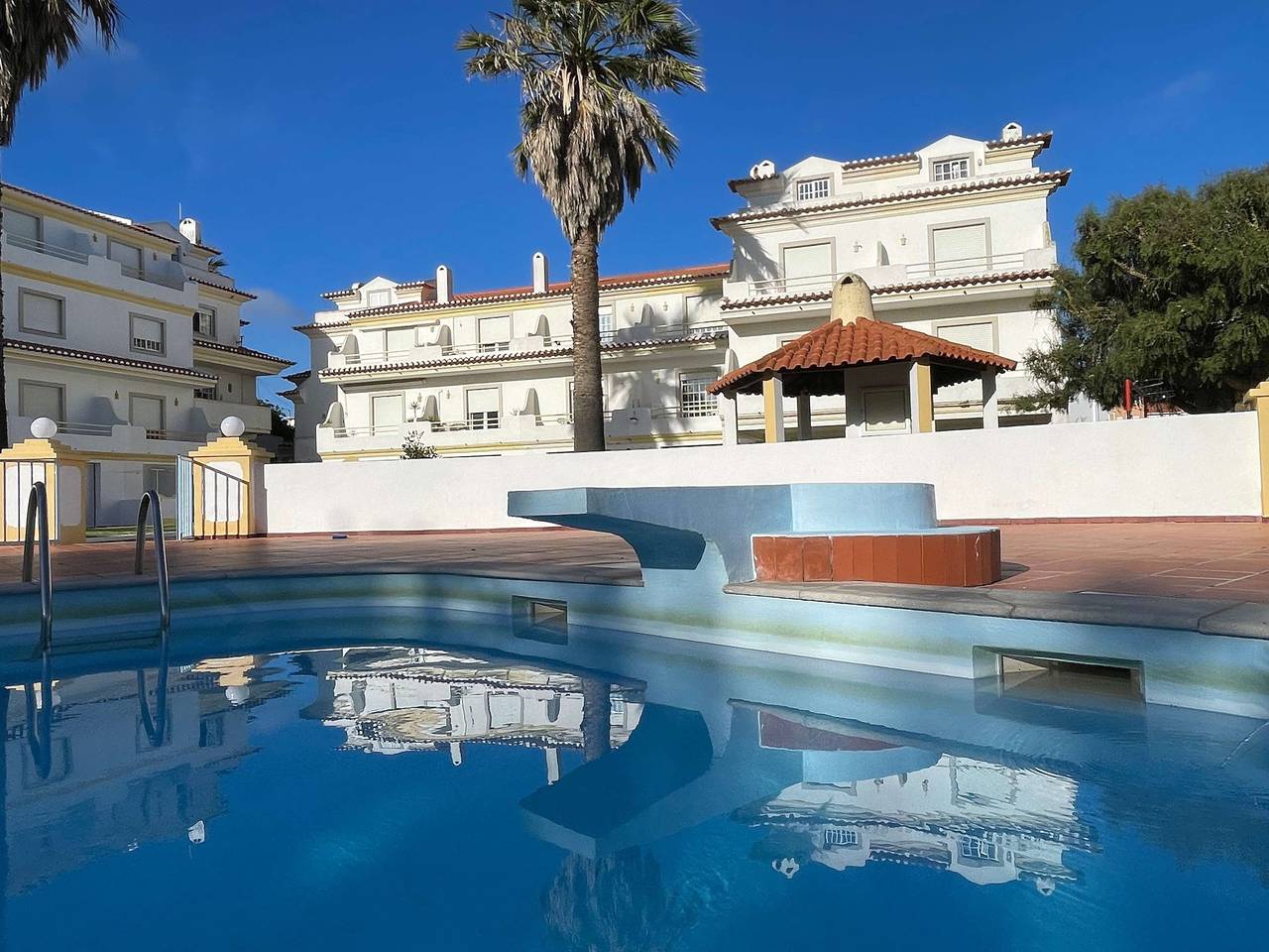 Apartamento entero, Elegant 3-bed family beach house with large pool area in Praia da Areia Branca, Lourinhã