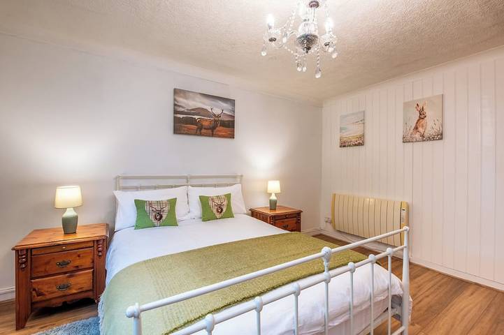 Ganze Wohnung, Stylish Garden Flat Near Loch Ness, ideal for families and groups in Highlands