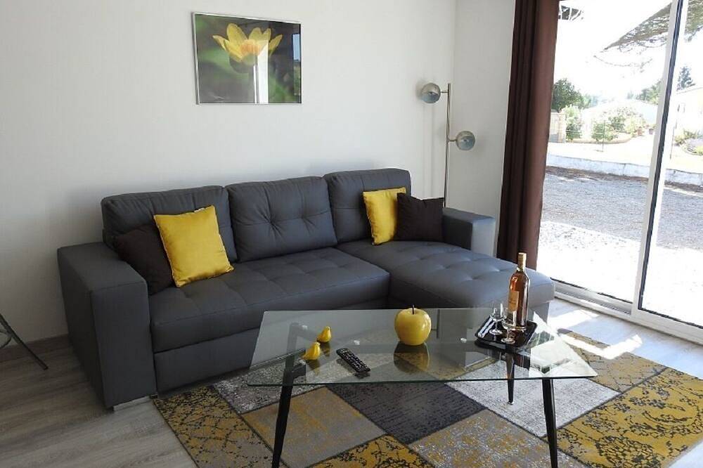 Appartement entier, Appartement situé au rez de chaussée d'une petite résidence en comportant quatre in Jonzac, Région de Jonzac