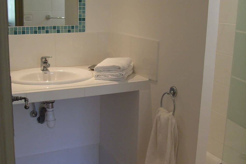 Appartement entier, Villa Verdi  D Appartement Climatise Avec Terrasse Et Jardin Privatif Piscine in Montauroux, Côte méditerranéenne (France)