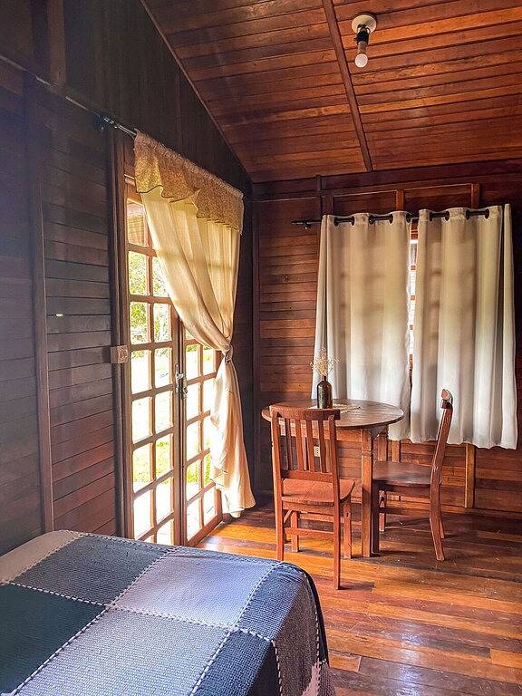 Casas e apartamentos de temporada para 3 pessoas, com piscina e balcão e ainda jardim, com animais de estimação em Juquitiba