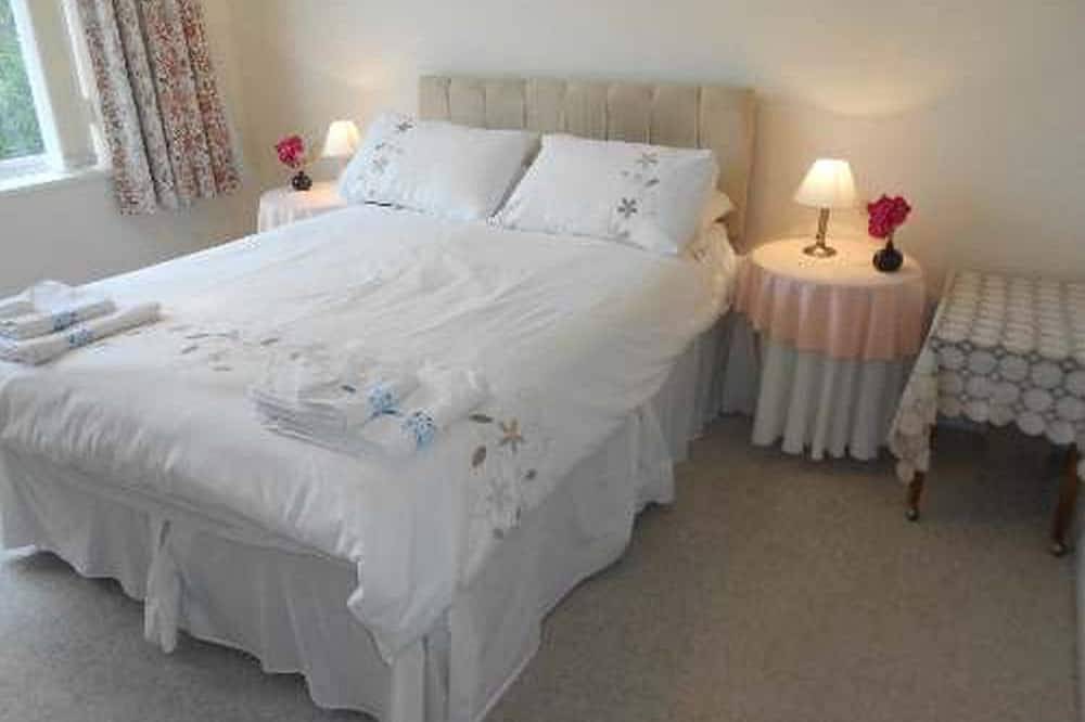 Lovely Bungalow Just 200 Yards From Seafront With Garden in Mudeford, Christchurch