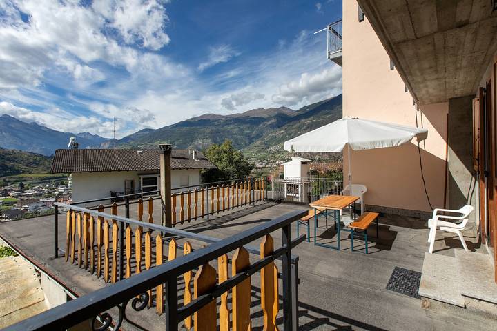 Hel lägenhet, Apartment 'Il Borgo' with Mountain View, Private Terrace and Wi-Fi in Aymavilles, Comune di Aymavilles